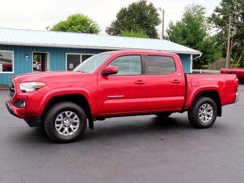 Used 2019 Toyota Tacoma TRD Off-Road image 2