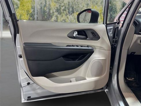 Used 2023 Chrysler Pacifica Touring-L image 18