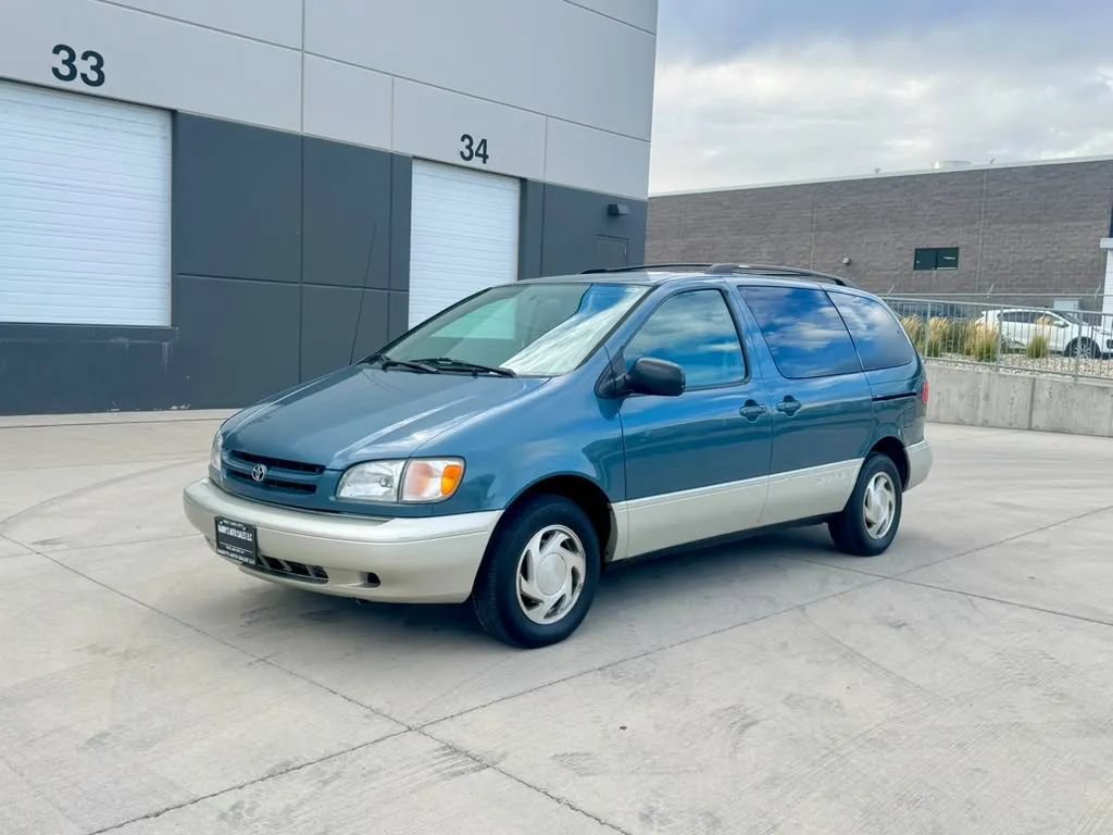 Used 2000 Toyota Sienna XLE w/ XLE Luxury Pkg FWD image 1