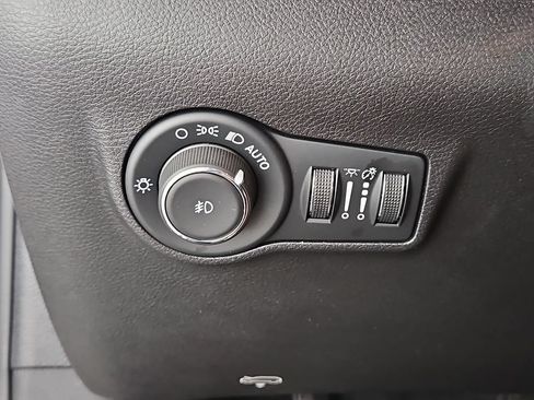 Used 2025 Jeep Compass Trailhawk AWD/4WD image 23