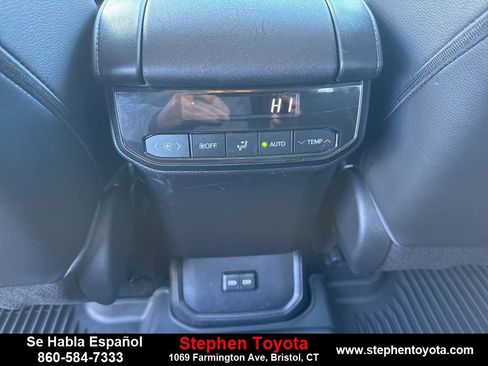 Used 2023 Toyota Highlander XLE image 11