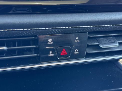 Used 2024 Volkswagen Atlas SE image 16