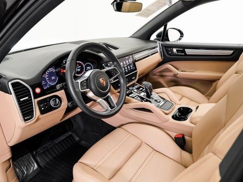 Used 2023 Porsche Cayenne Platinum Edition image 4