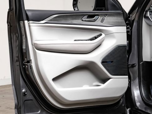 Used 2022 Jeep Grand Cherokee Overland w/ Luxury Tech Group IV image 40