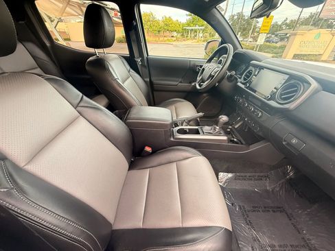 Used 2023 Toyota Tacoma TRD Off-Road w/ Technology Package image 11