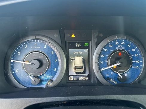 Used 2020 Toyota Sienna XLE w/ Carpet Mat Package FWD image 3