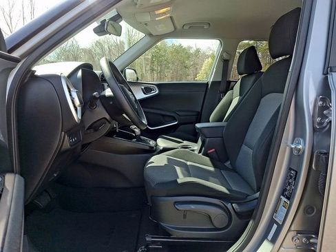 Used 2023 Kia Soul LX w/ LX Technology Package FWD image 13