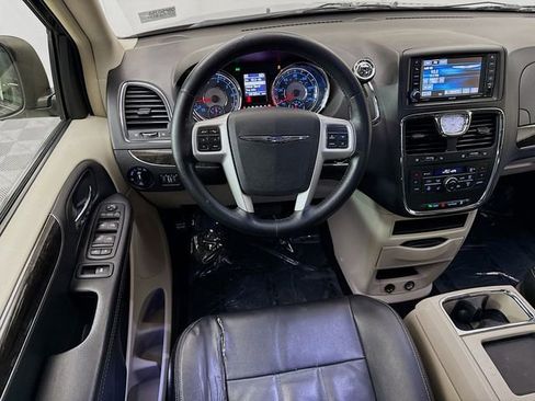 Used 2016 Chrysler Town & Country Touring w/ Driver Convenience Group image 22