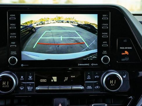 Used 2022 Toyota Highlander XLE image 25