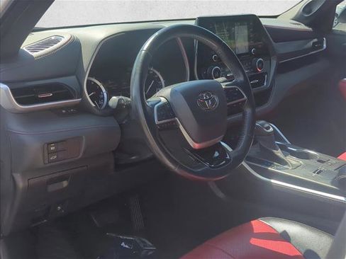 Used 2022 Toyota Highlander XSE FWD image 9