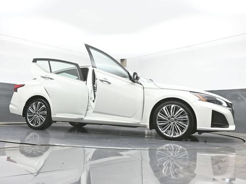 Used 2025 Nissan Altima 2.5 SL FWD image 52
