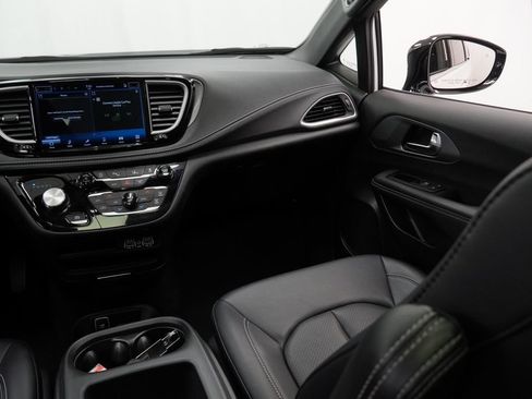 Certified 2025 Chrysler Pacifica Select AWD/4WD image 28