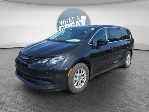 Used 2023 Chrysler Voyager LX FWD image 8