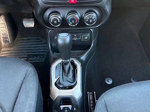 Used 2016 Jeep Renegade Latitude AWD/4WD image 18