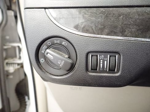 Used 2014 Chrysler Town & Country Touring FWD image 23