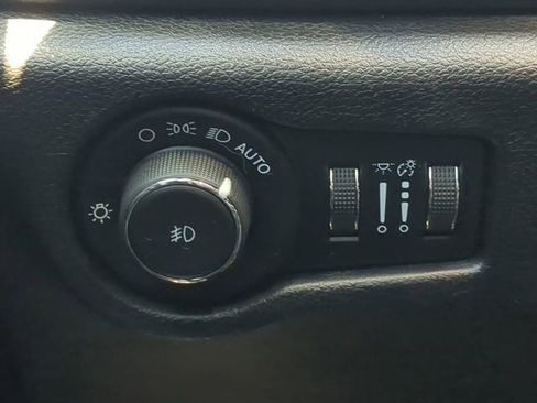 Used 2021 Chrysler Pacifica Touring-L w/ Uconnect Theater Family Group FWD image 29