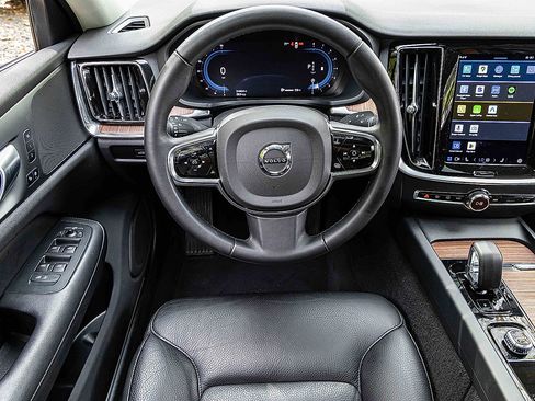 Used 2024 Volvo S60 B5 Plus image 17