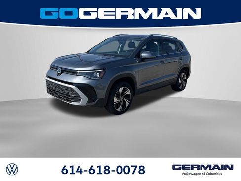 Used 2025 Volkswagen Taos SE AWD/4WD image 1