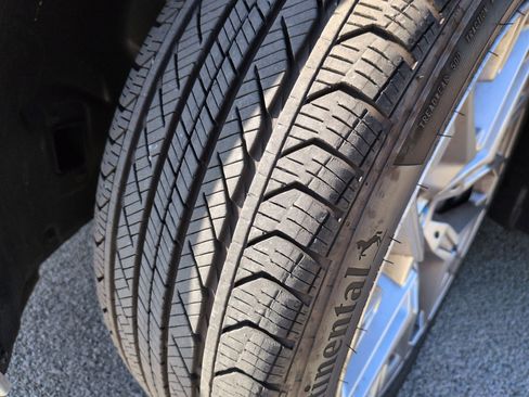 Used 2025 BMW 330i Sedan w/ Premium Package image 12