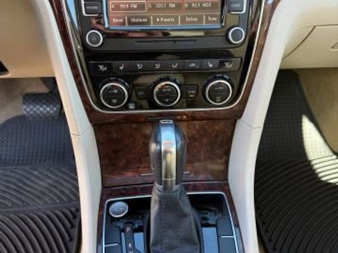 Used 2013 Volkswagen Passat TDI SEL Premium image 30