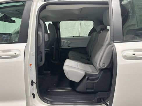 Used 2025 Toyota Sienna LE image 44
