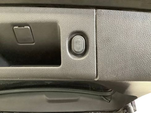 Used 2018 Cadillac Escalade Platinum image 26