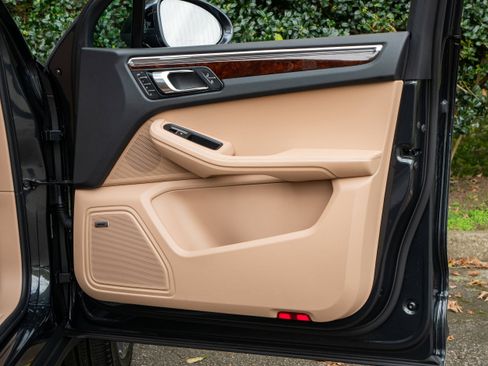 Used 2025 Porsche Macan image 27