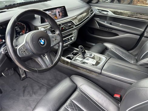 Used 2022 BMW 740i w/ M Sport Package image 9
