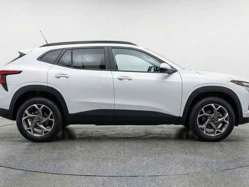 Used 2025 Chevrolet Trax LT image 9