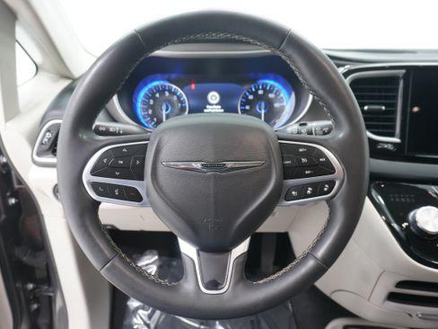 Used 2023 Chrysler Pacifica Touring-L FWD image 18