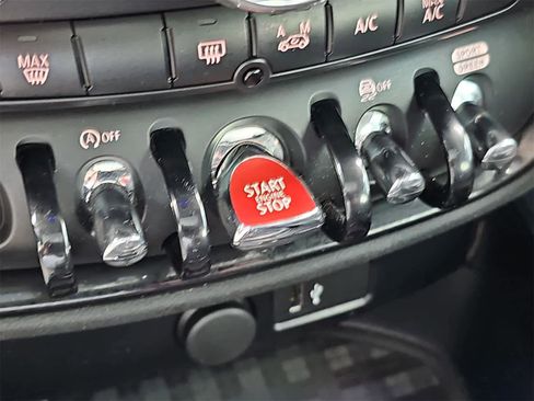 Used 2019 MINI Cooper Clubman S w/ Premium Package image 27