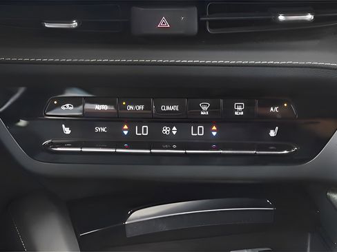 Used 2023 Buick Envision Essence image 13