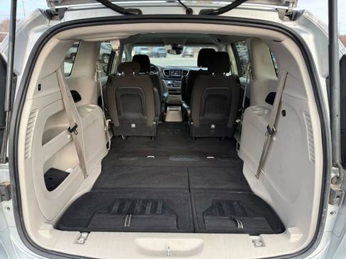 Used 2023 Chrysler Voyager LX FWD image 13