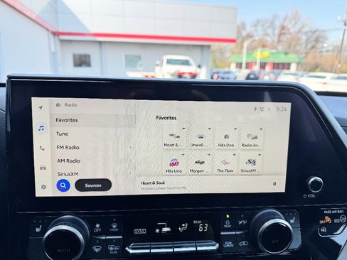 Used 2023 Toyota Highlander XLE image 17