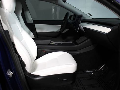 Used 2022 Tesla Model Y Long Range image 19