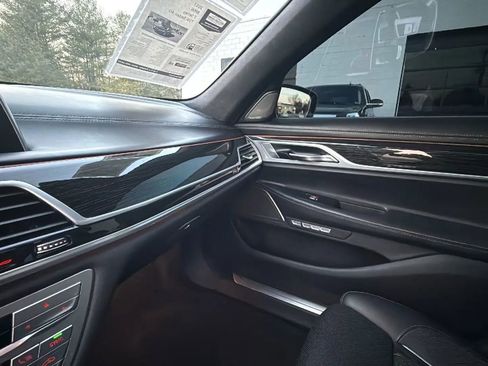Used 2017 BMW 750i image 27