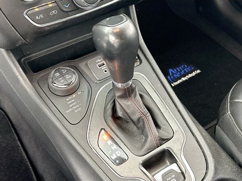 Used 2022 Jeep Cherokee Trailhawk AWD/4WD image 16