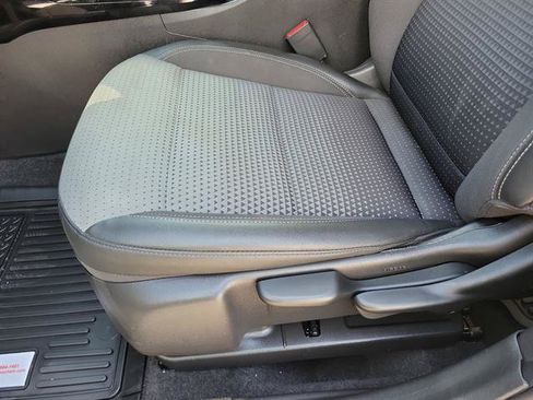 Used 2025 Chevrolet Trax LT FWD image 4