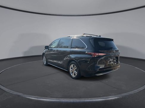 Used 2022 Toyota Sienna Platinum image 6