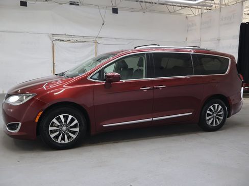 Used 2020 Chrysler Pacifica Touring-L Plus FWD image 4