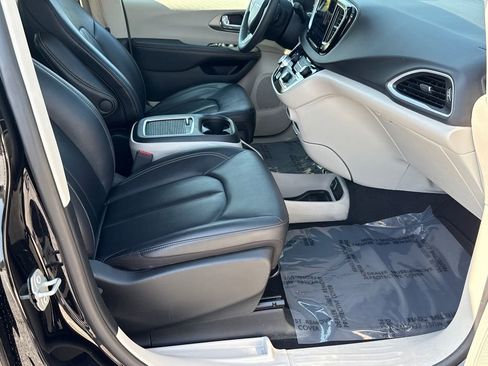 Used 2024 Chrysler Pacifica Touring-L image 13