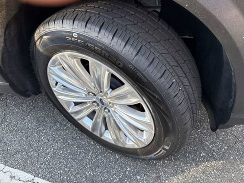 Used 2022 Ford Explorer Limited w/ Limited Technology Package image 2