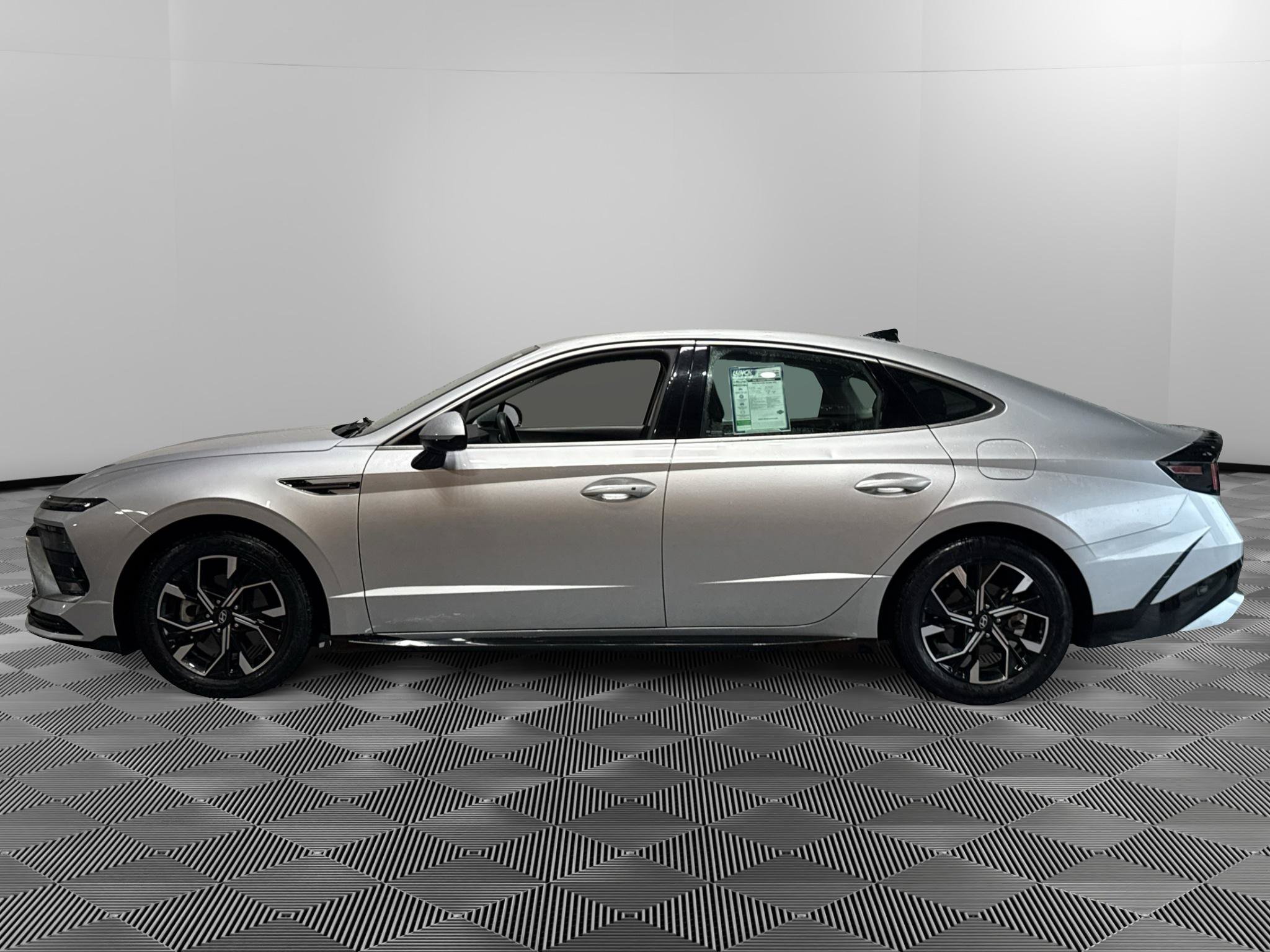 Used 2025 Hyundai Sonata SEL FWD image 2