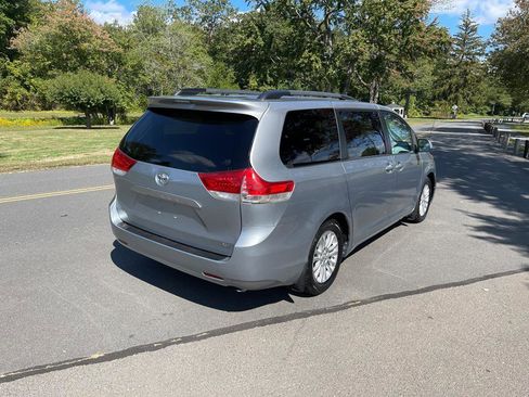 Used 2012 Toyota Sienna XLE image 22