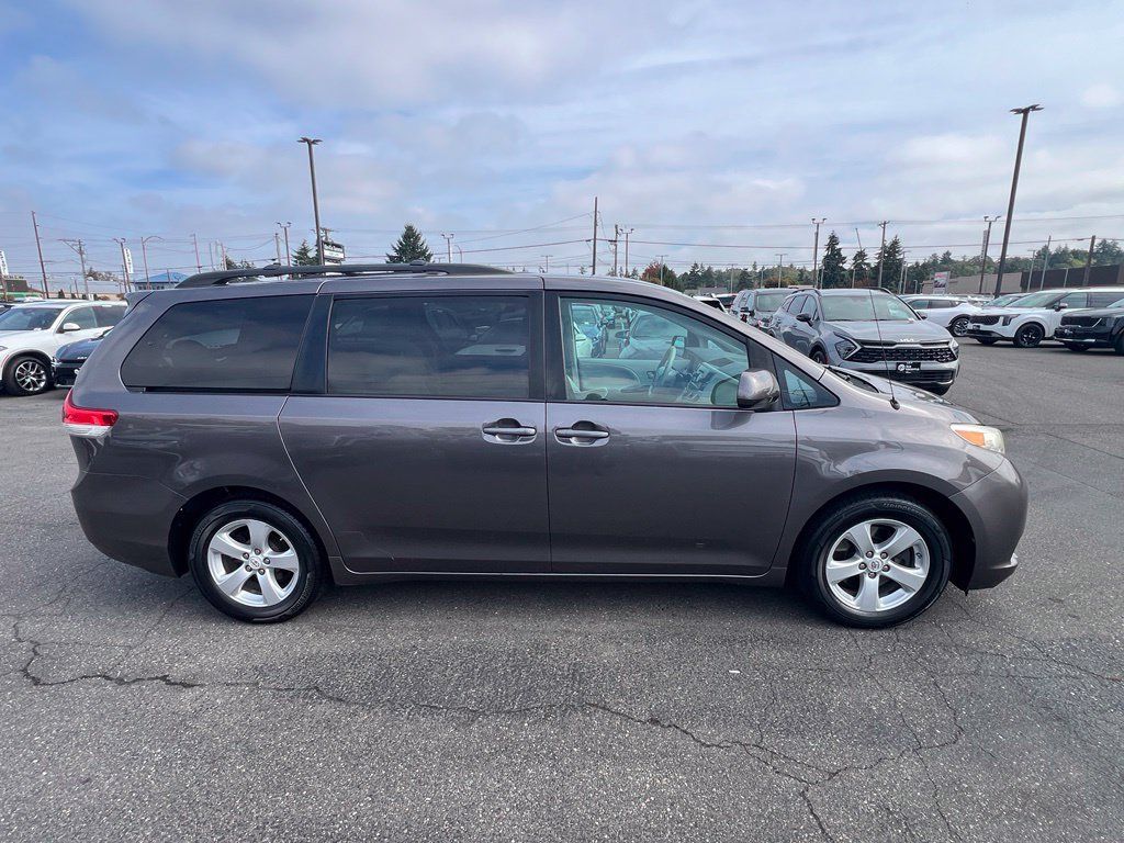 Used 2012 Toyota Sienna LE FWD image 4