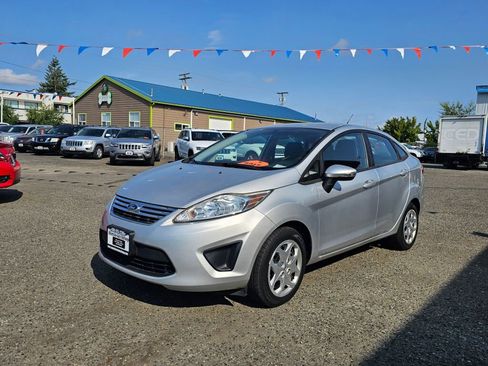 Used 2013 Ford Fiesta SE image 3