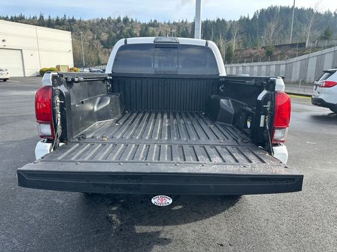 Used 2019 Toyota Tacoma TRD Sport image 11