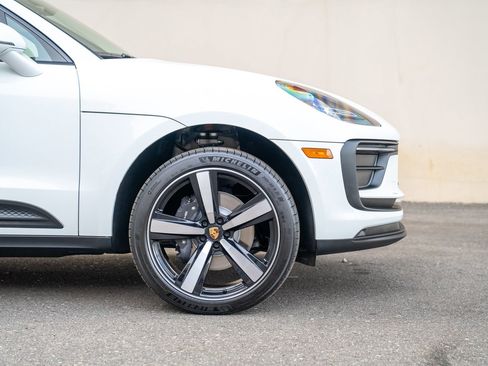 Certified 2025 Porsche Macan image 9