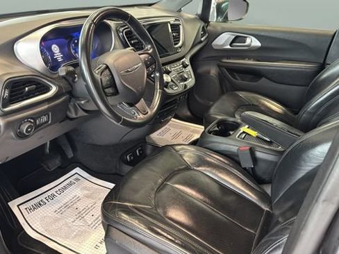 Used 2018 Chrysler Pacifica Touring-L Plus w/ Advanced Safetytec Group FWD image 9