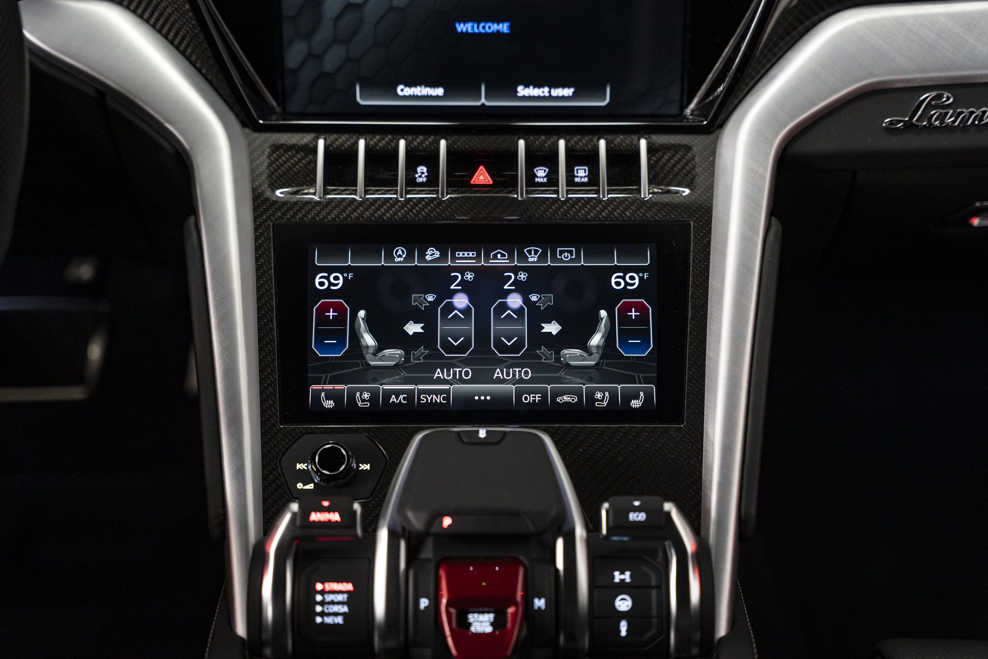 Used 2022 Lamborghini Urus AWD/4WD image 42
